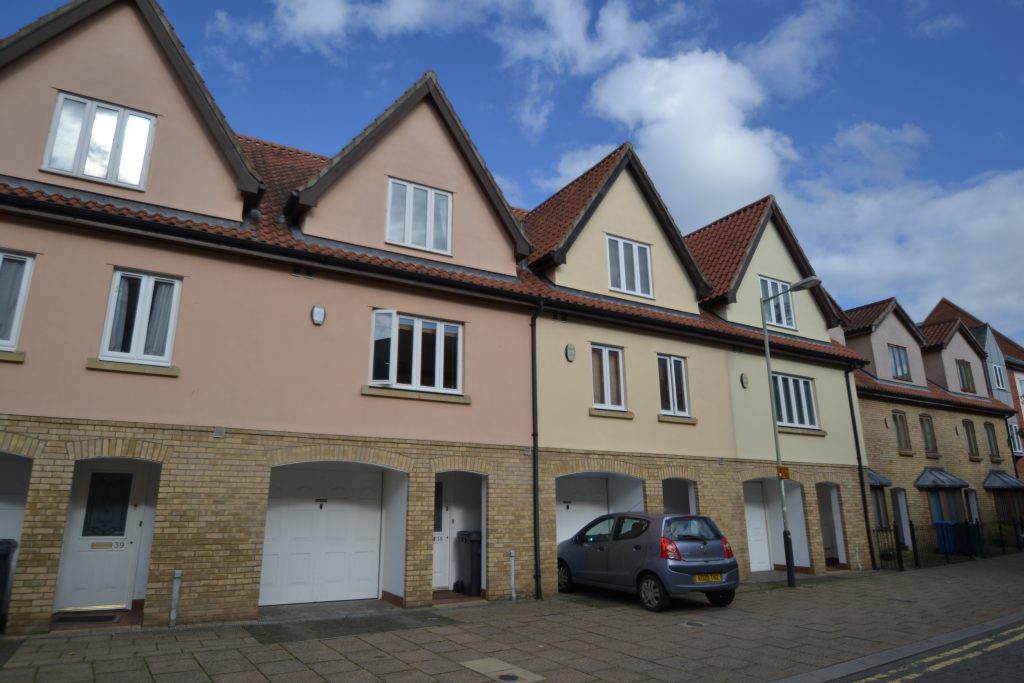 Located in Riverside, Terrace house for rental Kings & Co Lettings